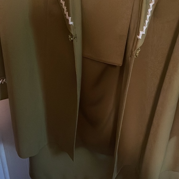 Two piece polyester suit - Picture 3 of 4